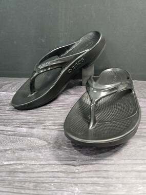 OOFOS OOlala Recovery Sandals Women's 9 EU 40 Black Glossy Thong Flip Flops EUC